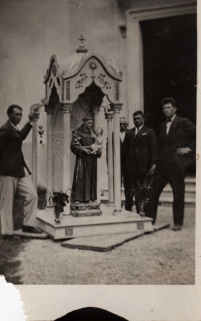 Foto storica dell'inaugurazione della nuova portantina. Il costruttore Angelo Decet ed il progettista Giuseppe Fantinel. In mezzo: Nani Scalet, fabbriciere e 